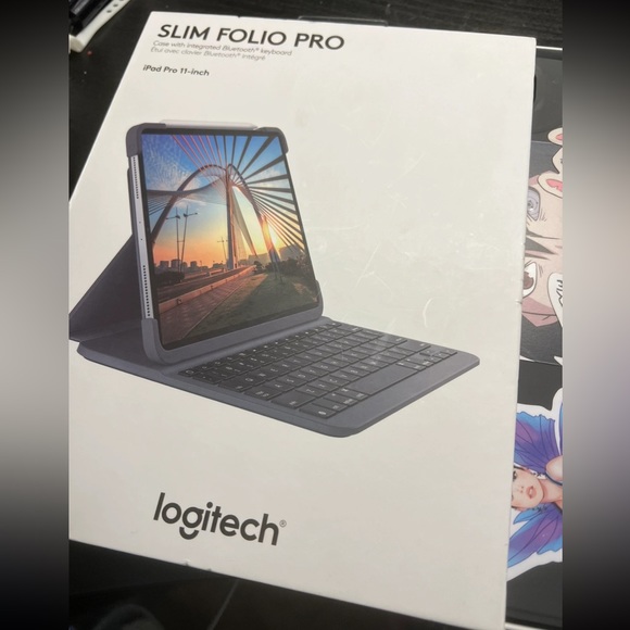 Logitech Bluetooth Keyboard Case for iPad Pro 11-inch - Picture 4 of 10